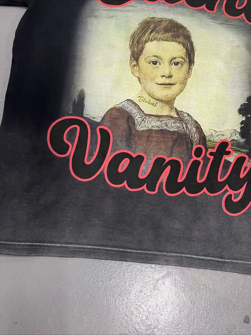 SAINT VANITY Global GIRL2  Comfortable short-sleeved T-shirt made of pure cotton with hand-distressed and washed finish.