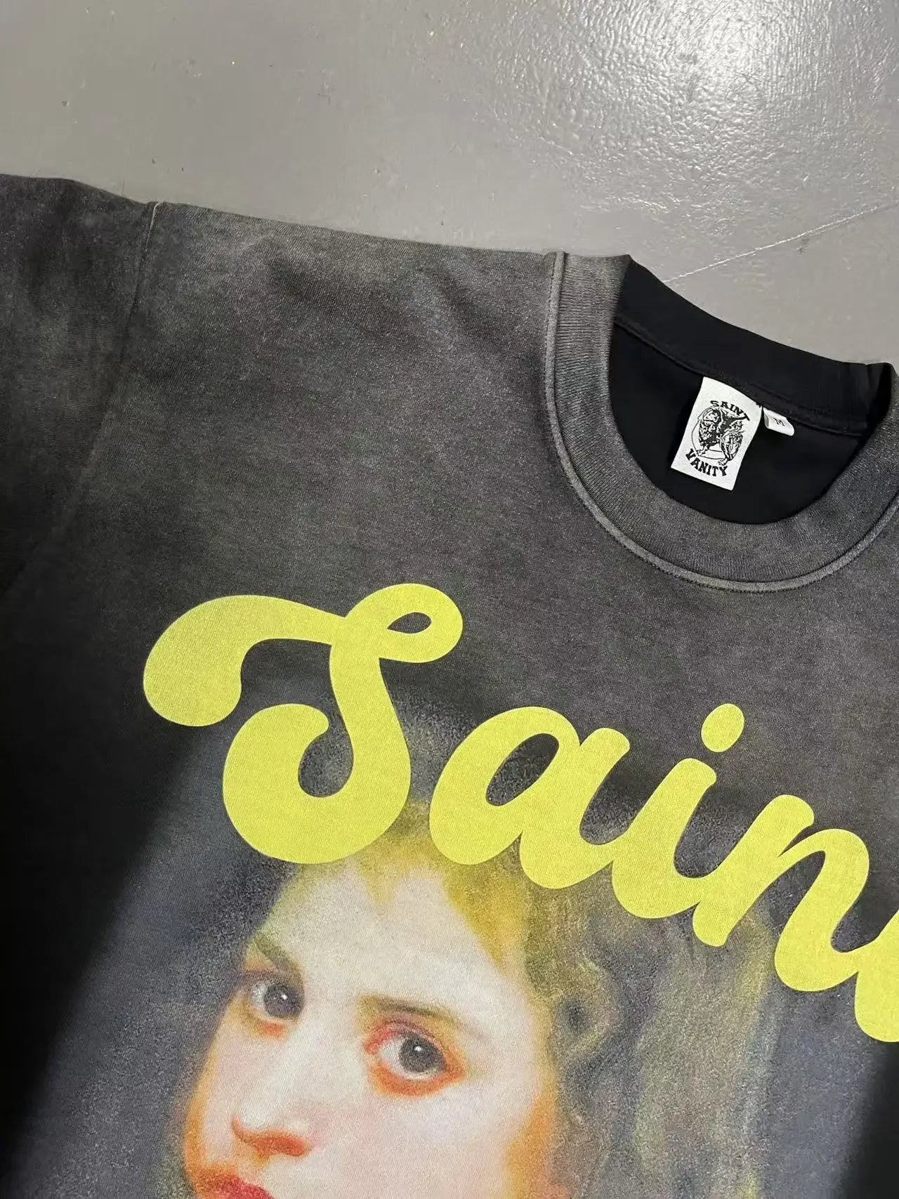 SAINT VANITY Global GIRL Comfortable short-sleeved T-shirt made of pure cotton with hand-distressed and washed finish.