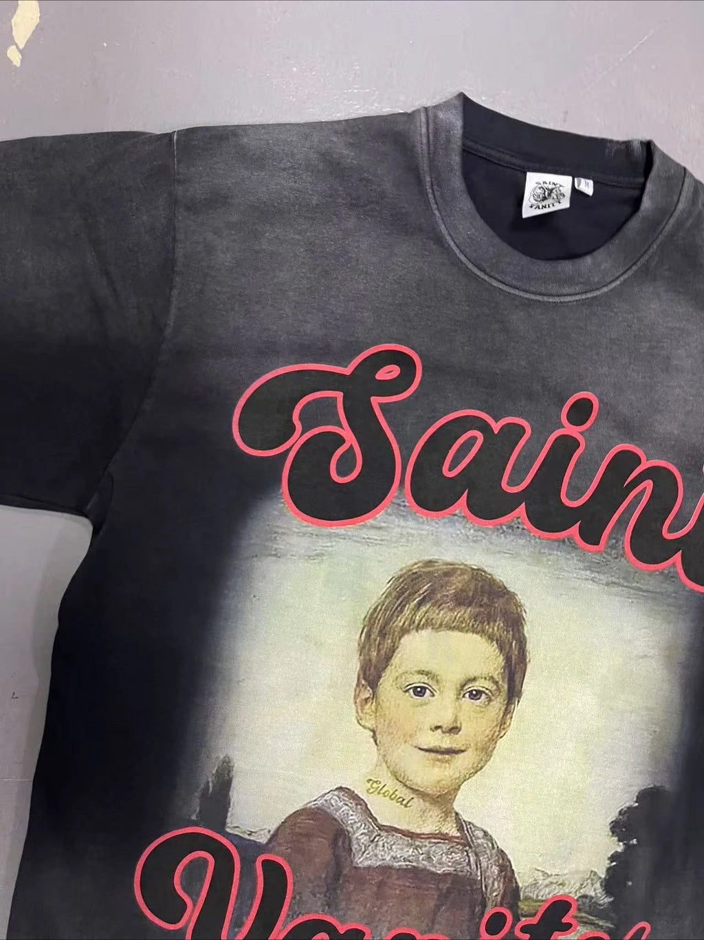 SAINT VANITY Global GIRL2  Comfortable short-sleeved T-shirt made of pure cotton with hand-distressed and washed finish.