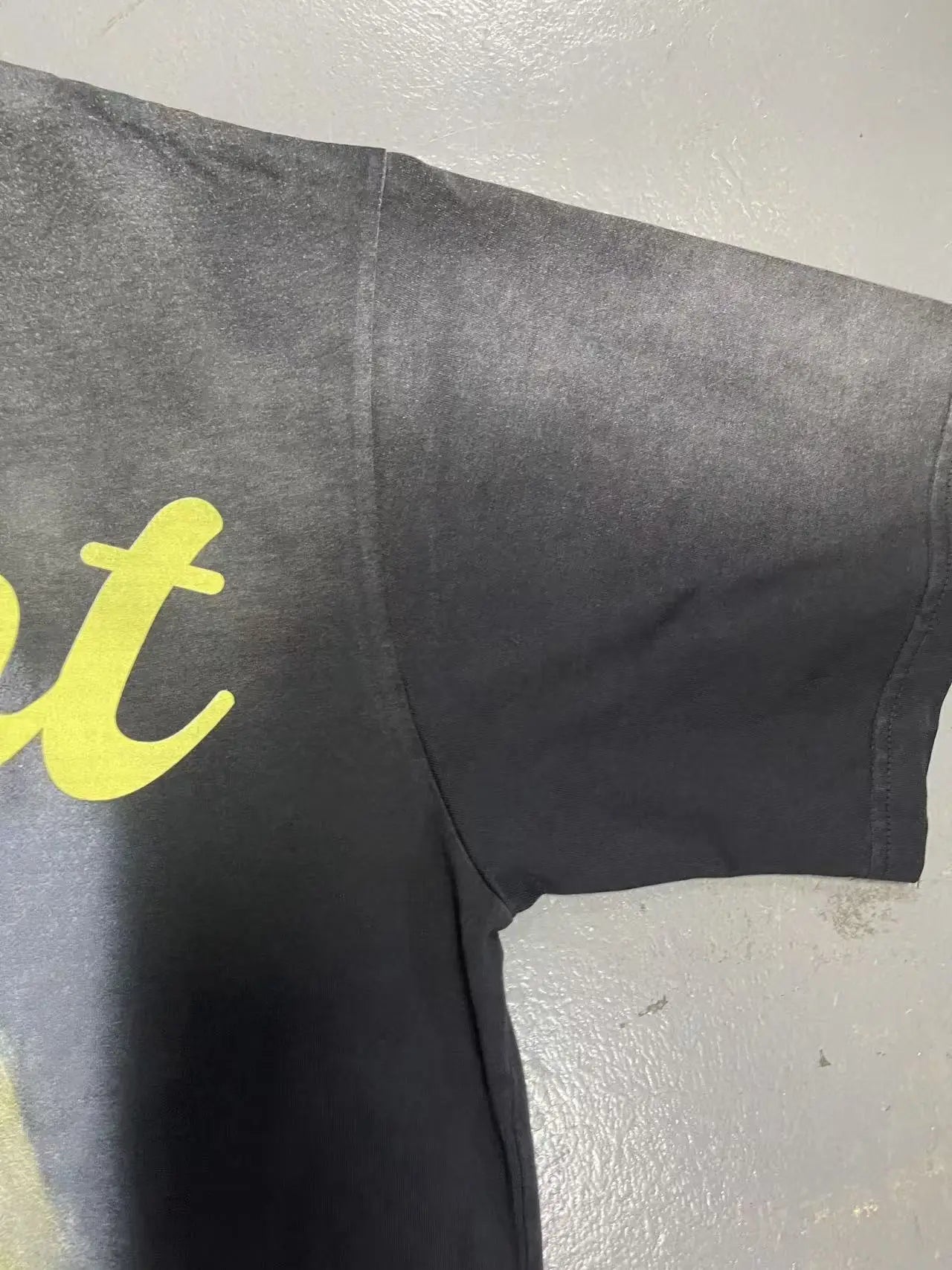 SAINT VANITY Global GIRL Comfortable short-sleeved T-shirt made of pure cotton with hand-distressed and washed finish.