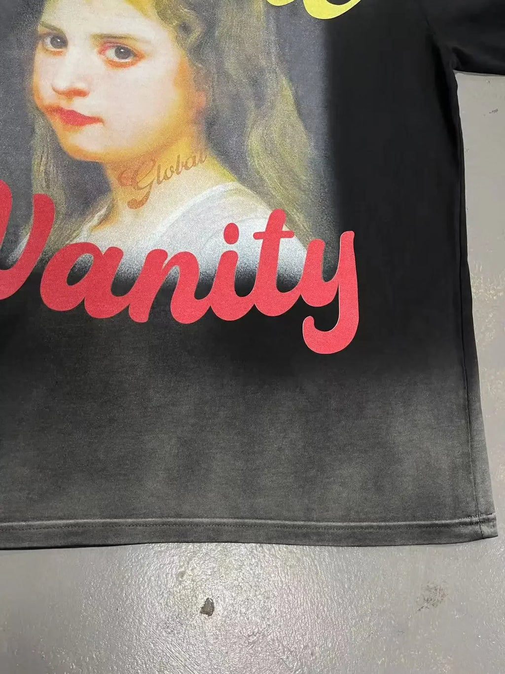 SAINT VANITY Global GIRL Comfortable short-sleeved T-shirt made of pure cotton with hand-distressed and washed finish.